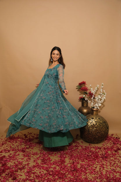 Arajkaro Aarvaya Suit Set